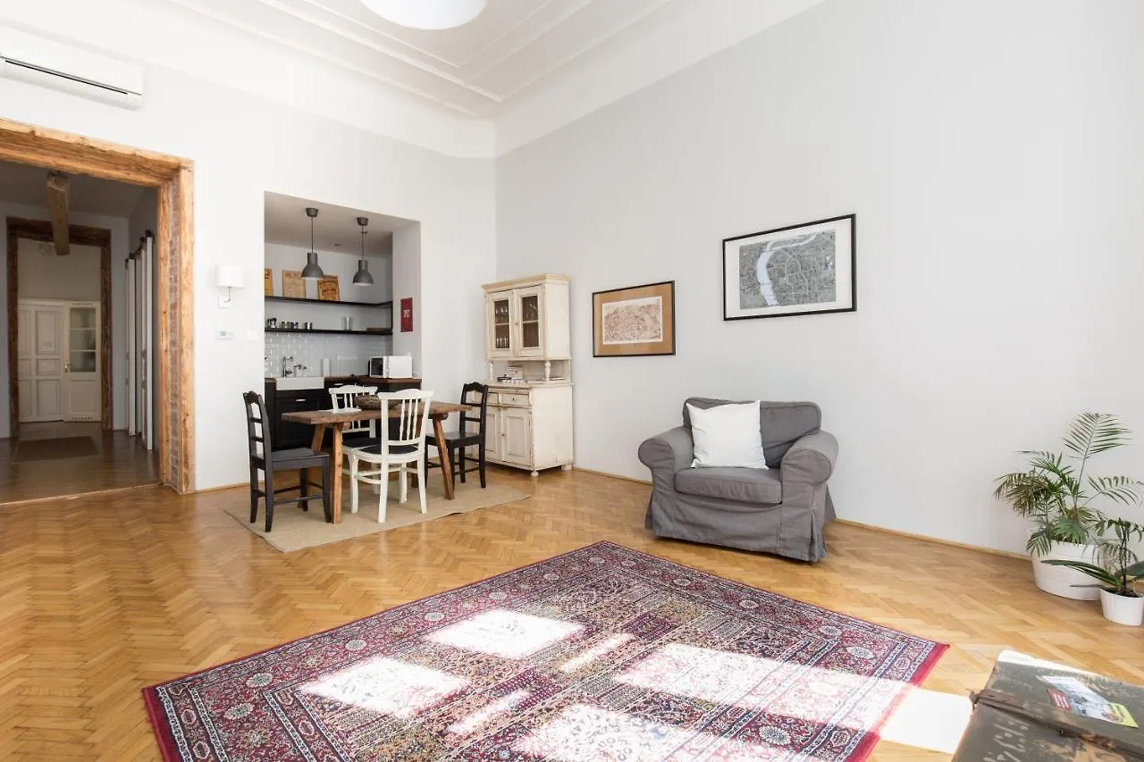 King Rustik & Central Apartment Budapest 0*,